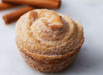 Λαχταριστά muffins πασπαλισμένα με ζάχαρη και κανέλα – Έτοιμα σε λίγα λεπτά (vid)