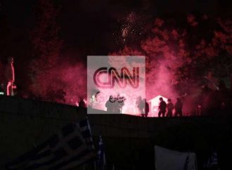 Συμφωνία των Πρεσπών: Επεισόδια στη συγκέντρωση – Χημικά και φωτοβολίδες έξω από τη Βουλή