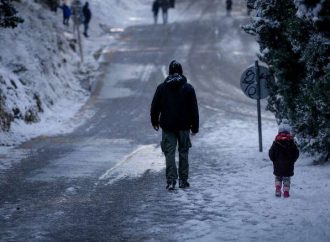 Καιρός: Ο «Φοίβος» φέρνει χιόνια στη Θεσσαλονίκη – Αυξημένη η αφρικανική σκόνη στην Αττική