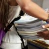 Βόλος: “Τσουνάμι ανθρωπιάς” για τη μαθήτρια που διάβαζε στο πεζοδρόμιο, επειδή δεν είχε ρεύμα στο σπίτι
