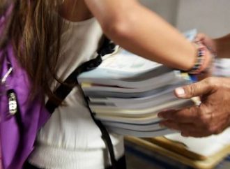 Βόλος: “Τσουνάμι ανθρωπιάς” για τη μαθήτρια που διάβαζε στο πεζοδρόμιο, επειδή δεν είχε ρεύμα στο σπίτι
