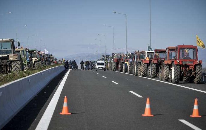 Μπλόκα αγροτών: Κρίσιμη σύσκεψη στη Νίκαια