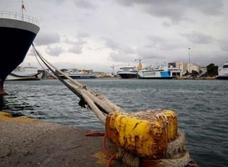 Σε ισχύ το απαγορευτικό απόπλου – Δεμένα τα πλοία σε Πειραιά, Ραφήνα και Λαύριο