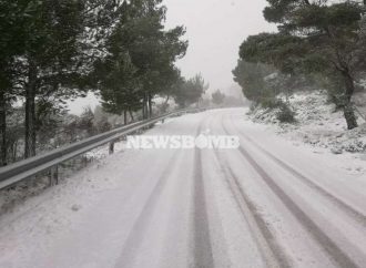 Κακοκαιρία «Χιόνη»: Χιονίζει στην Πάρνηθα – Έκλεισε ο δρόμος