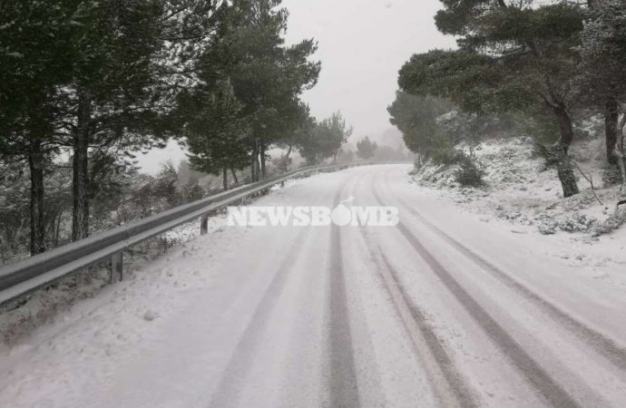 Κακοκαιρία «Χιόνη»: Χιονίζει στην Πάρνηθα – Έκλεισε ο δρόμος