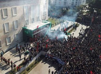 ΕΚΤΑΚΤΟ: Χάος στην Αλβανία – Άγρια επεισόδια και ξύλο – Χιλιάδες διαδηλωτές ζητούν παραίτηση Ράμα