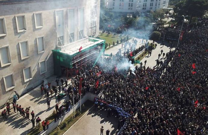 ΕΚΤΑΚΤΟ: Χάος στην Αλβανία – Άγρια επεισόδια και ξύλο – Χιλιάδες διαδηλωτές ζητούν παραίτηση Ράμα