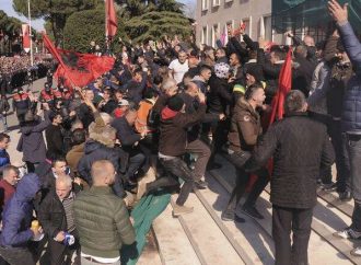 «Καζάνι που βράζει» η Αλβανία: Η αντιπολίτευση δείχνει την… έξοδο στον Ράμα