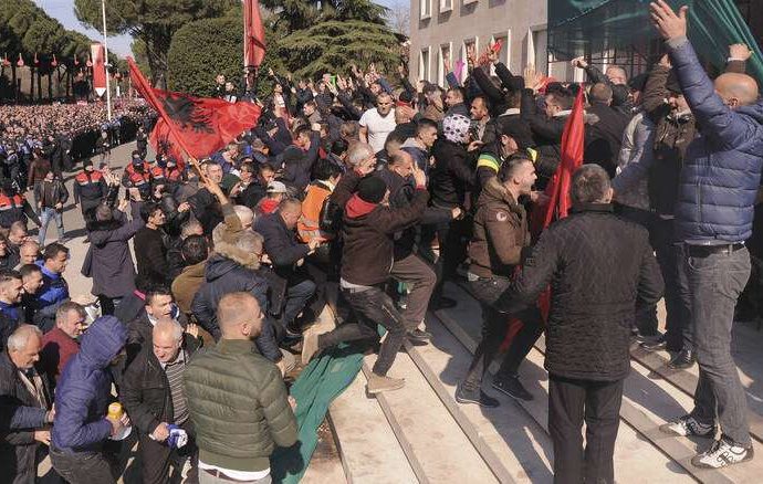 «Καζάνι που βράζει» η Αλβανία: Η αντιπολίτευση δείχνει την… έξοδο στον Ράμα