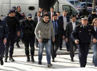 Η Άγκυρα επικήρυξε τους οκτώ στρατιωτικούς