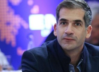 Δημοσκόπηση δίνει την πρωτιά στον Κώστα Μπακογιάννη για τον Δήμο Αθηναίων