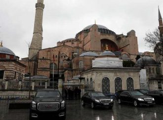 Στην Αγία Σοφία ο Τσίπρας: Η… μαύρη γάτα και το γέλιο του πρωθυπουργού
