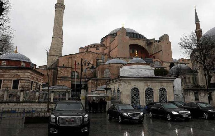Στην Αγία Σοφία ο Τσίπρας: Η… μαύρη γάτα και το γέλιο του πρωθυπουργού