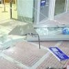 Κινηματογραφική ληστεία τράπεζας στα Μέγαρα: Γκρέμισαν την πόρτα με αμάξι