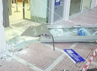 Κινηματογραφική ληστεία τράπεζας στα Μέγαρα: Γκρέμισαν την πόρτα με αμάξι