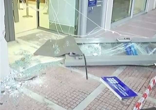 Κινηματογραφική ληστεία τράπεζας στα Μέγαρα: Γκρέμισαν την πόρτα με αμάξι