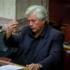 Βουλή – τα παραλειπόμενα της συνεδρίασης: Τα… κομπολόγια, τα χτενίσματα, τα δεκανίκια