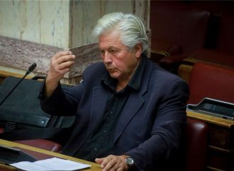 Βουλή – τα παραλειπόμενα της συνεδρίασης: Τα… κομπολόγια, τα χτενίσματα, τα δεκανίκια