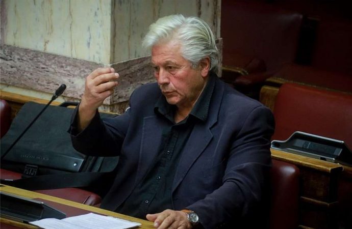 Βουλή – τα παραλειπόμενα της συνεδρίασης: Τα… κομπολόγια, τα χτενίσματα, τα δεκανίκια