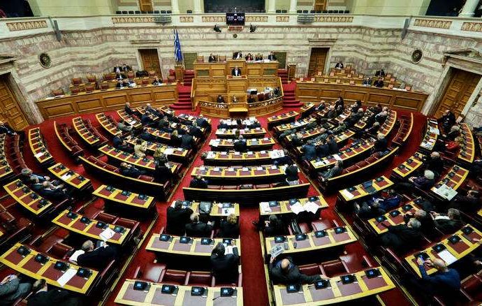 Στη Συνταγματική Αναθεώρηση ρίχνει πλέον το βάρος η κυβέρνηση
