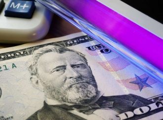 Εργαστήριο παραχάραξης χαρτονομισμάτων στο Κορδελιό: Πάνω από 150.000 πλαστά δολάρια