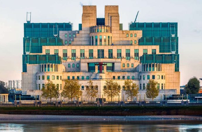 Το Brexit παρατείνει τη θητεία του επικεφαλής της MI6