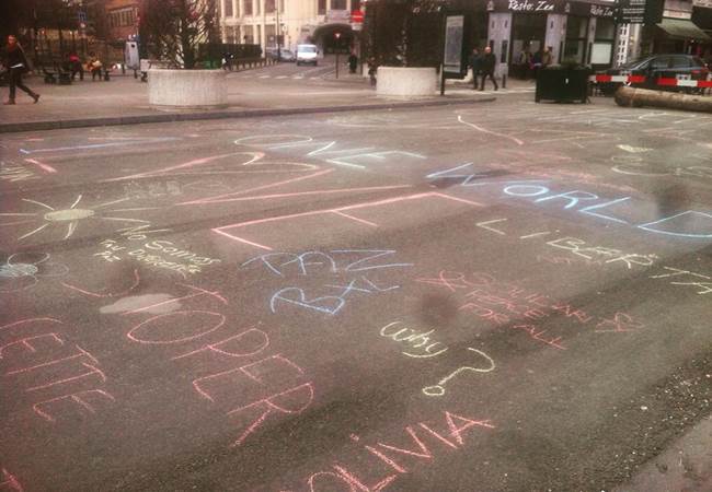 Oι Βέλγοι εκφράζουν τη συμπαράσταση τους με συνθήματα στους δρόμους