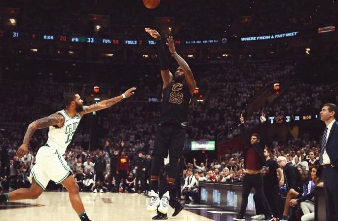 NBA: Τρομερός και φοβερός Λεμπρόν, κράτησε ζωντανούς τους Καβαλίερς