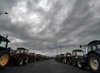 Στα μπλόκα παραμένουν οι αγρότες – Β. Αποστόλου: Είμαστε ανοιχτοί σε διάλογο