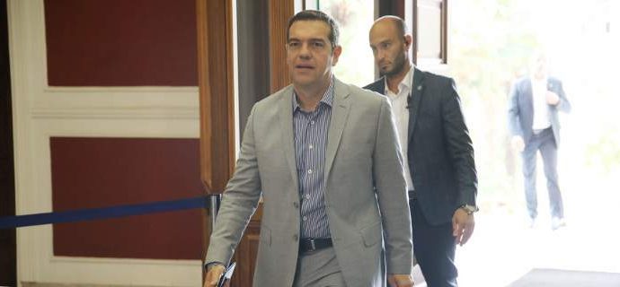 Eφτασε στο γραφείο του στη Θεσσαλονίκη ο Aλέξης Τσίπρας [εικόνες]