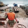 Πώς η φιλόδοξη COSCO ξαναζωντανεύει τα νεκρά ελληνικά ναυπηγεία.