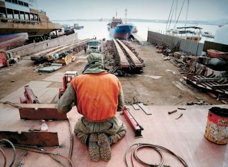 Πώς η φιλόδοξη COSCO ξαναζωντανεύει τα νεκρά ελληνικά ναυπηγεία.