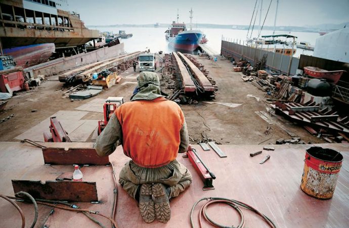Πώς η φιλόδοξη COSCO ξαναζωντανεύει τα νεκρά ελληνικά ναυπηγεία.