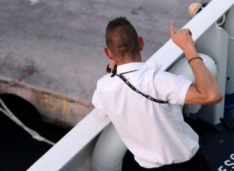 Ερωτευμένοι με το smartphone τους οι Έλληνες