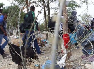 Εκρηκτική η κατάσταση στην Ειδομένη – Αγανακτισμένοι πρόσφυγες προσπάθησαν να σπάσουν τον κλοιό