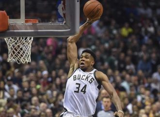 NBA: «Πέταξε» ξανά ο Αντετοκούνμπο
