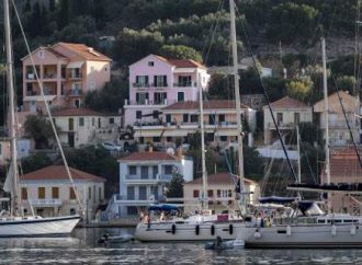 Έφτασε με ελικόπτερο στην Ιθάκη ο Τσίπρας -Διάγγελμα σε λίγο για την έξοδο