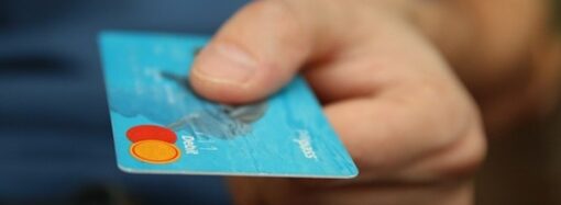 Οι χρεώσεις των τραπεζών σε κάρτες και POS
