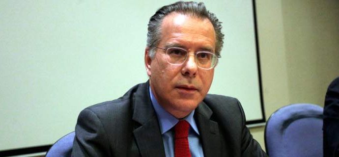 Αιχμές Κουμουτσάκου: Σε τρεις μέρες οδύνης η μόνη στιβαρή απόφαση της κυβέρνησης είναι το… εμπάργκο στον ΣKAI