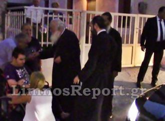 Συγκίνηση στη Λήμνο: Ο Αρχιεπίσκοπος Ιερώνυμος σταμάτησε πομπή για να μιλήσει σε παιδί με ειδικές ανάγκες [βίντεο]