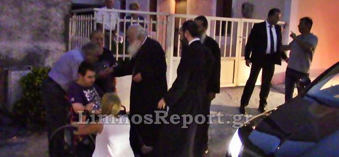 Συγκίνηση στη Λήμνο: Ο Αρχιεπίσκοπος Ιερώνυμος σταμάτησε πομπή για να μιλήσει σε παιδί με ειδικές ανάγκες [βίντεο]