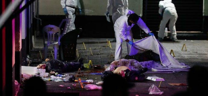 Πέντε νεκροί από πυροβολισμούς σε τουριστική πλατεία του Μεξικού
