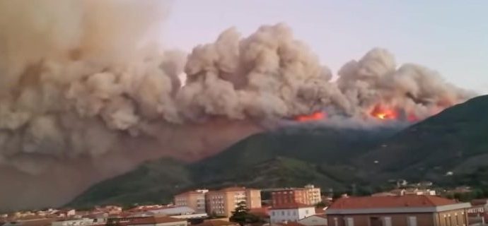 Πύρινη λαίλαπα στην Τοσκάνη της Ιταλίας – Εκατοντάδες εγκατέλειψαν τα σπίτια τους [βίντεο]