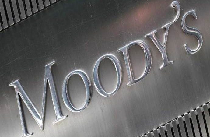 Moody’s: Παραμένει η αβεβαιότητα στην Ελλάδα- Στο 0,7% η ύφεση το 2016
