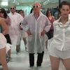 Απίστευτο βίντεο του φετινού Νομπελίστα φυσικής: Σόου με βοηθούς που κάνουν στριπτίζ στο εργαστήριό του