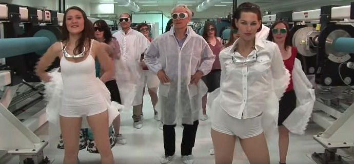 Απίστευτο βίντεο του φετινού Νομπελίστα φυσικής: Σόου με βοηθούς που κάνουν στριπτίζ στο εργαστήριό του
