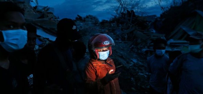 Ινδονησία: Σχεδόν 2.000 οι νεκροί από τον φονικό σεισμό -5.000 οι αγνοούμενοι
