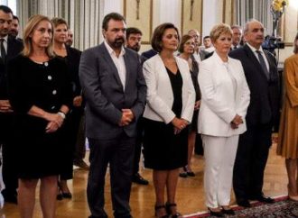 Ορκίστηκαν οι 19 νέοι υπουργοί -Αμήχανα χαμόγελα και υποσχέσεις