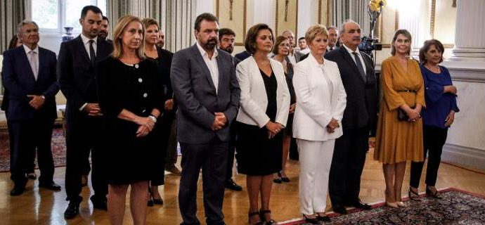 Ορκίστηκαν οι 19 νέοι υπουργοί -Αμήχανα χαμόγελα και υποσχέσεις