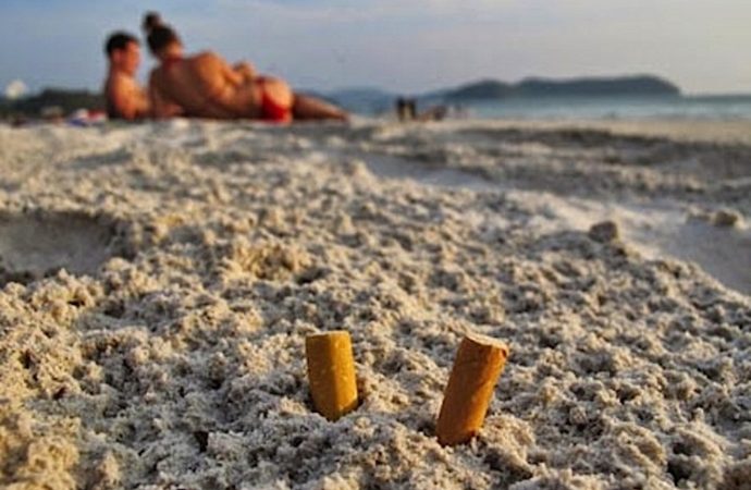 Ένα απέραντο τασάκι γεμάτο  αποτσίγαρα οι ελληνικές παραλίες